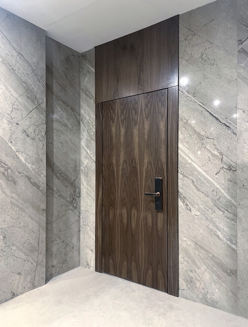 Дверь со скрытыми петлями и smart-замком