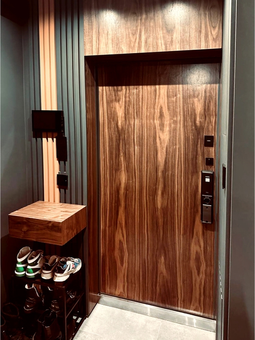 Входная дверь в квартиру с отделкой МДФ, электронным замком и отделкой откосов